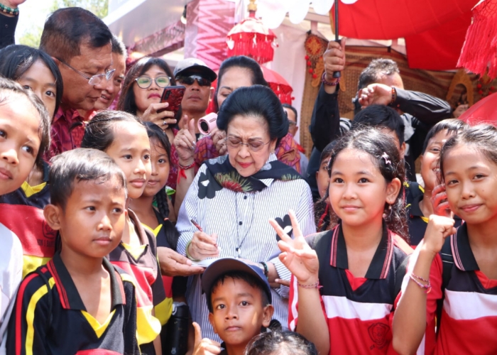 KHUSUS : Megawati sedang menuliskan pesan untuk siswa SDN 2 Gerokgak.