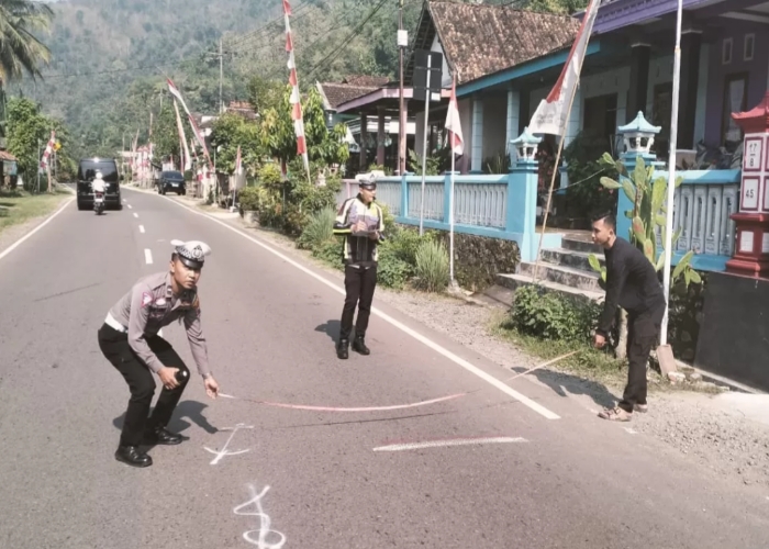 Polisi melakukan olah TKP di lokasi tewasnya pesepeda yang ditabrak pemotor di Jalan Raya Pacitan-Ponorogo masuk Desa Gunungsari, Arjosari.