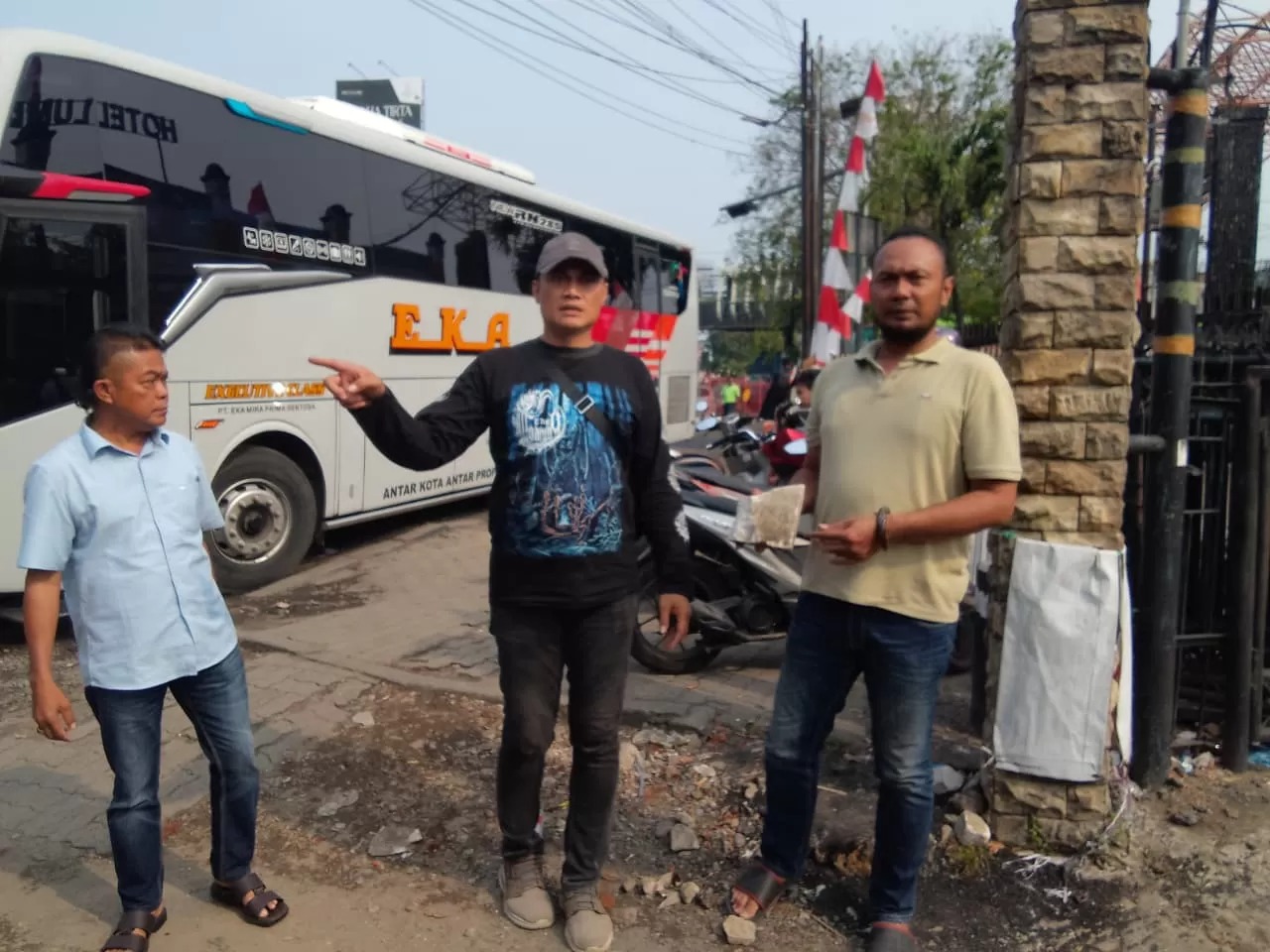 Unit Reskrim Polsek Waru sedang mengamankan barang bukti.