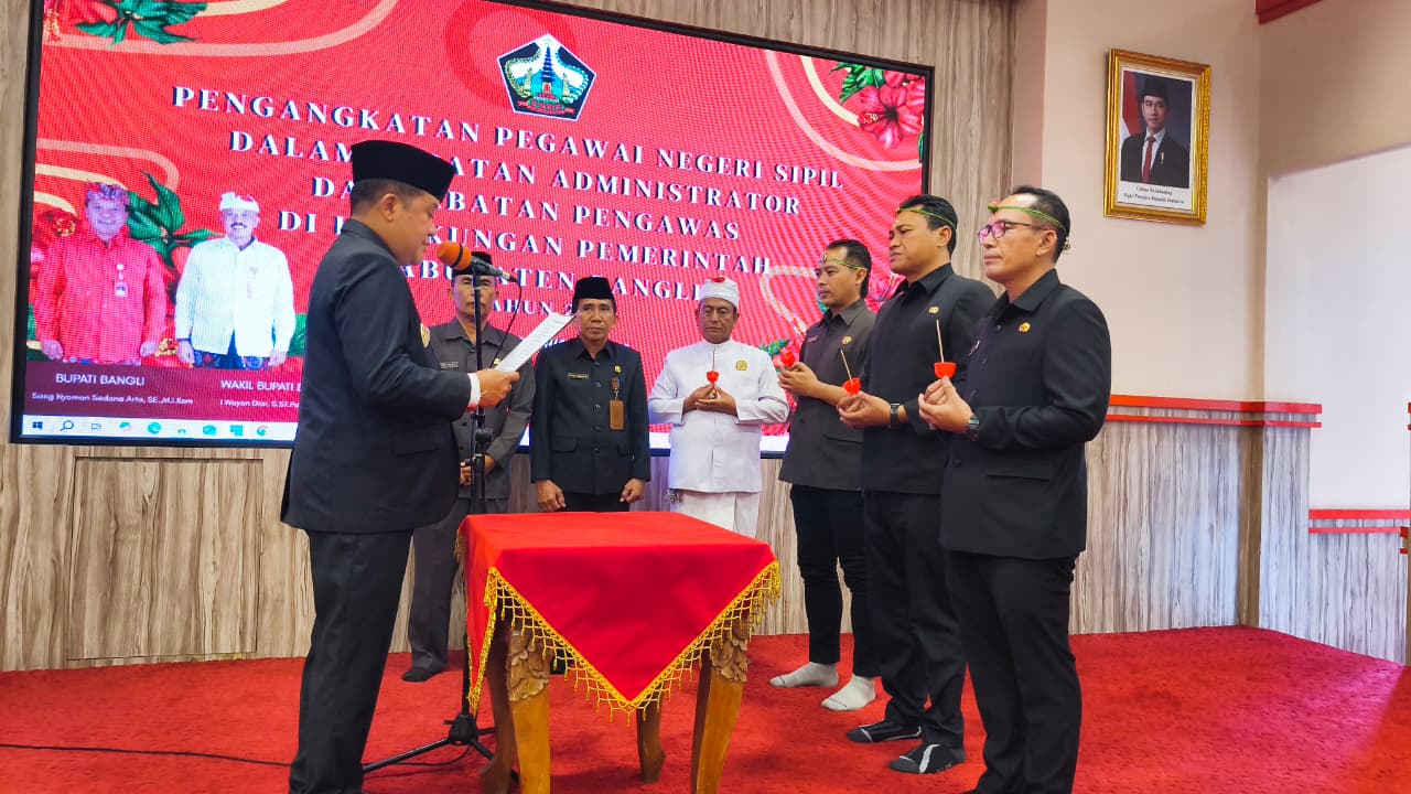 Bupati Bangli Sang Nyoman Sedana Arta (kiri) melantik pejabat baru, Jumat (22/8/2025).
