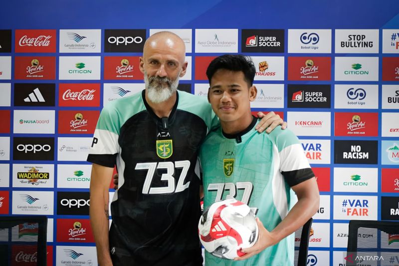 Pelatih Persebaya Surabaya Eduardo Perez (kiri) bersama pemainnya Toni Firmansyah (kanan) foto bersama usai konferensi pers di Stadion GBT Surabaya, Jumat (22/8/2025).