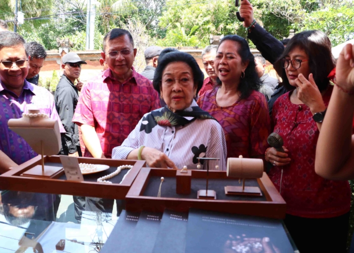 BERKUNJUNG : Kunjungan Ketua Umum PDIP Megawati Soekarnoputri ke stan UMKM di Buleleng Festival 2025.