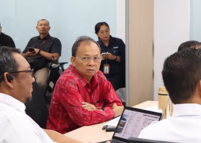 MURKA : Gubernur Wayan Koster dengan wajah kelihatan marah karena melihat kondisi pengelolaan bandara yang masih kacau. Padahal pendapatannya triliunan.