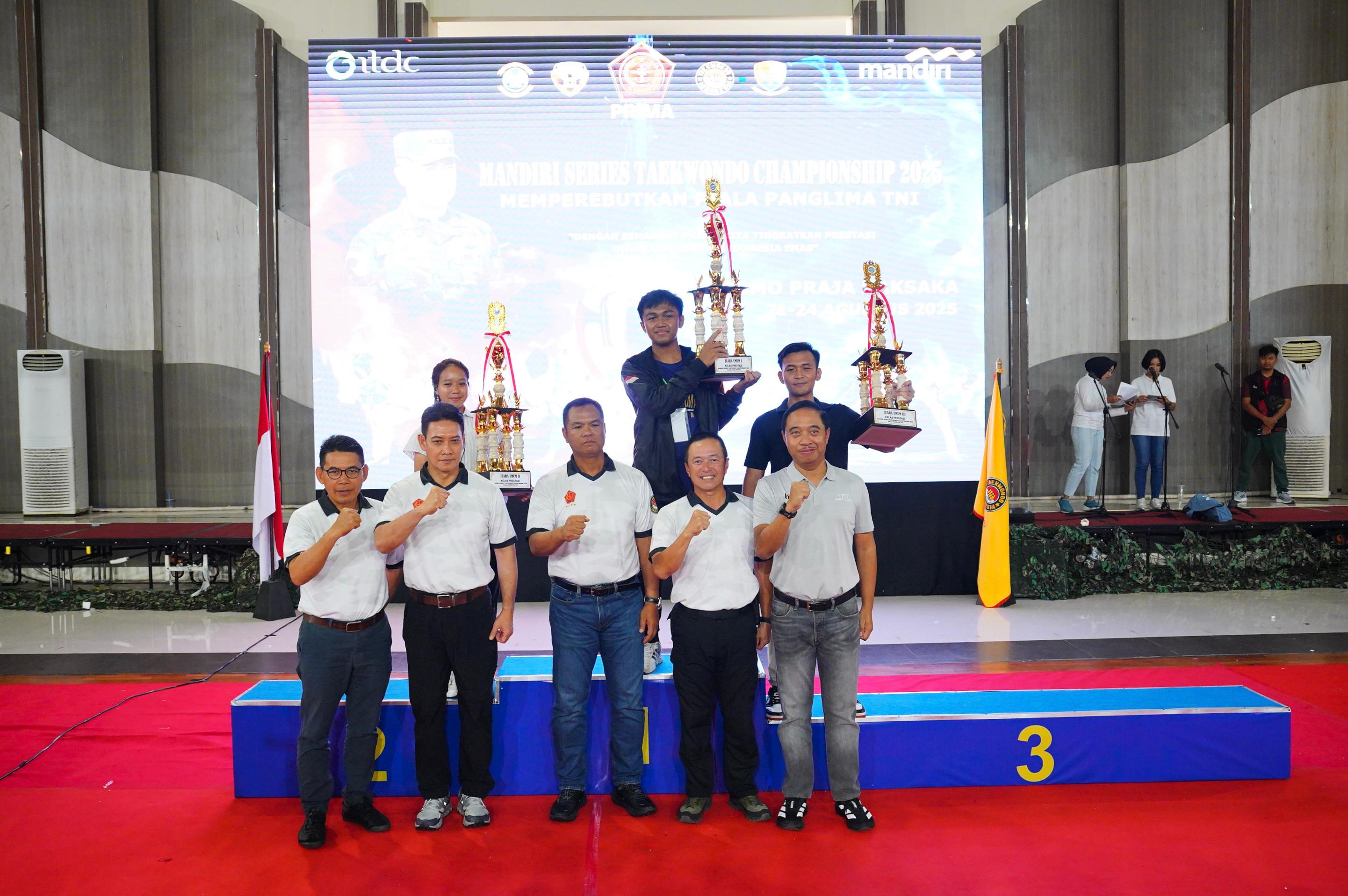 Wakil Panglima TNI, Jenderal TNI Tandyo Budi Revita didampingi Pangdam IX/Udayana, Mayjen TNI Piek Budyakto saat menyerahkan piala dalam Mandiri Series Taekwondo Championship 2025, Minggu (24/8).
