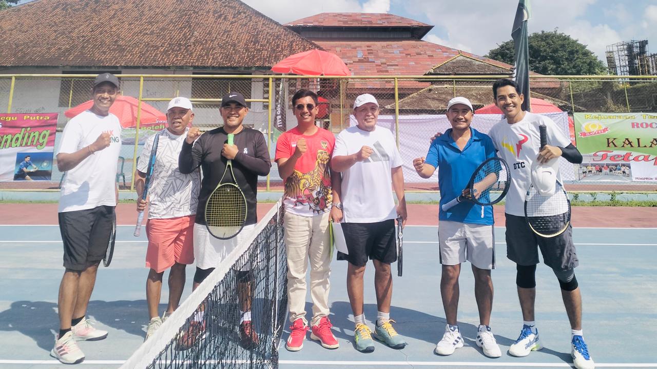 Tim tenis Keris Badung yang meraih juara IV dalam Baveti Rocky Cup 2025, di lapangan tenis GOR Ngurah Rai Denpasar, Minggu (24/8).