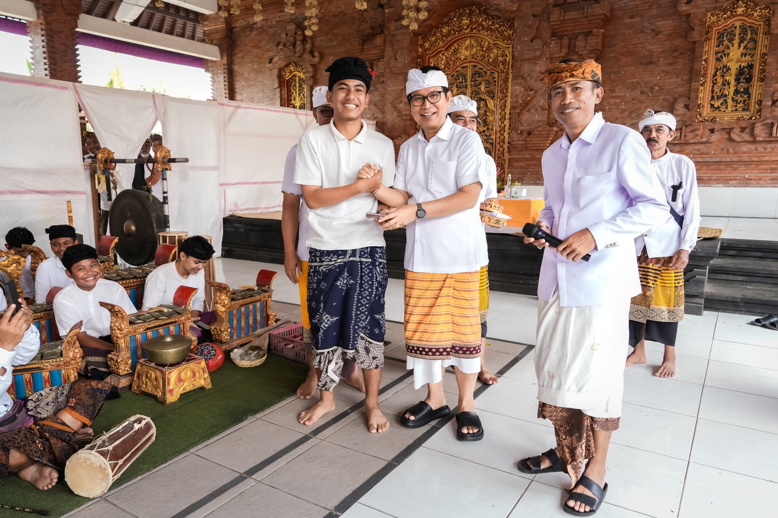 Bupati Adi Arnawa saat menghadiri Karya Nyekah Massal, potong gigi dan mepetik di Wantilan Jaba Pura Dalem Desa Adat Karang Dalem, Desa Bongkasa Pertiwi, Sabtu (23/8).
