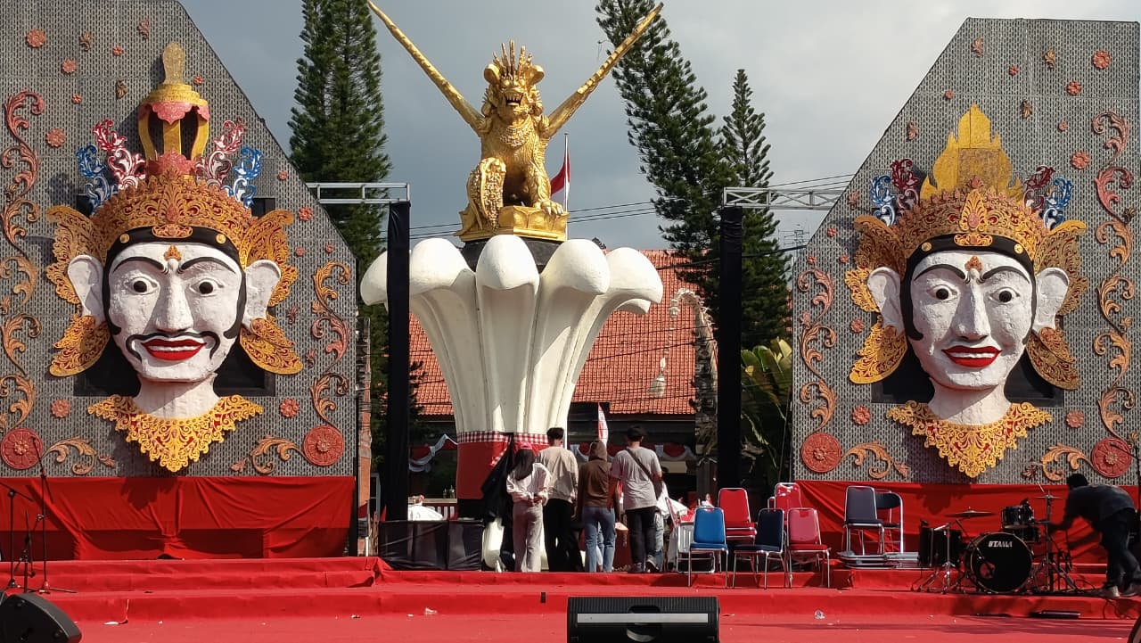 Topeng raksasa dengan tokoh Rama dan Laksamana yang terbuat dari sampah plastik di Buleleng, menjadi backdrop panggung utama Bulfest 2025.