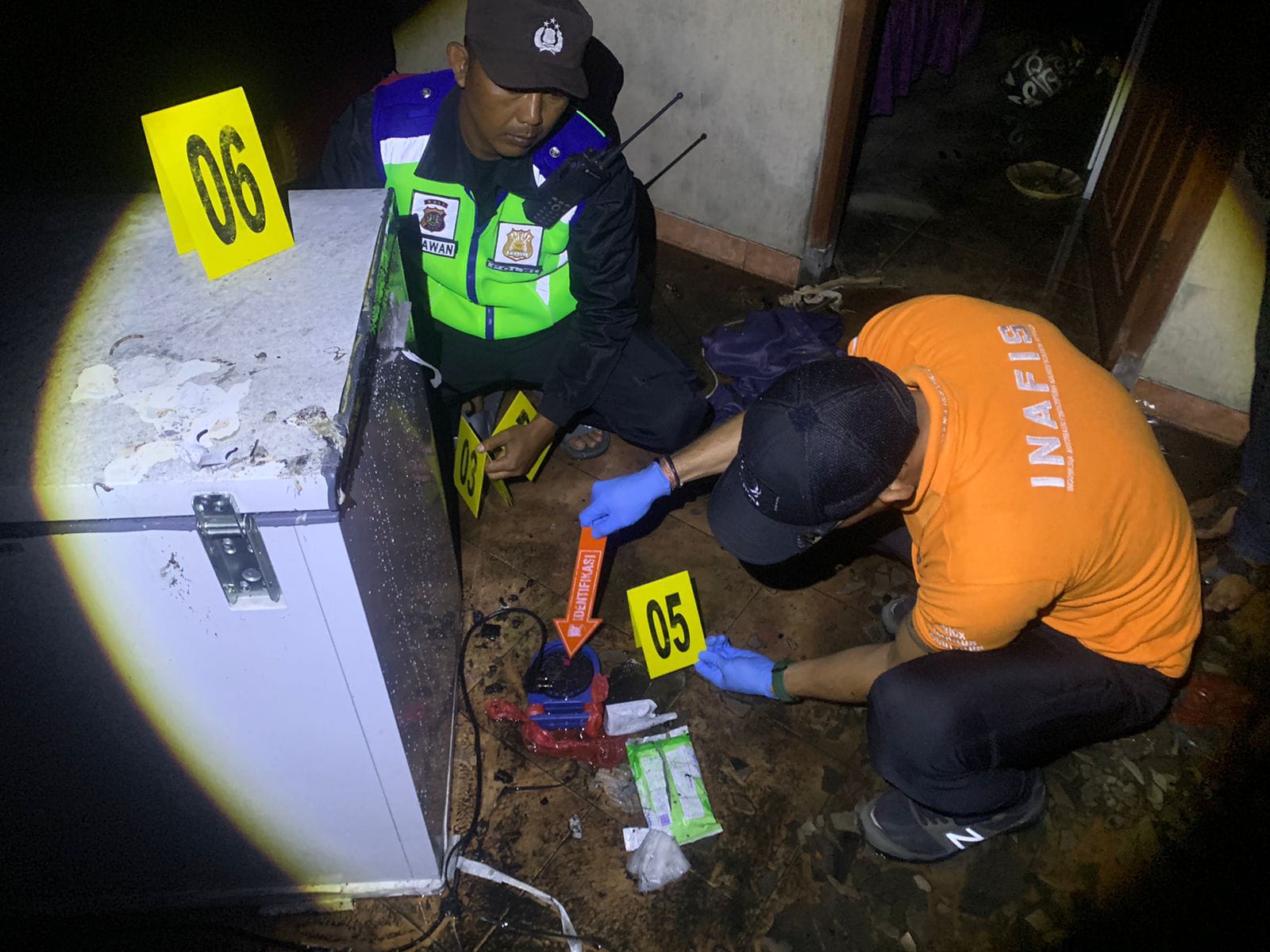 Tim Identifikasi Polres Bangli melakukan olah TKP kebakaran di Desa Kayubihi, Bangli, Sabtu (23/8/2025).