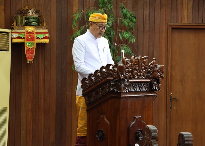 Ketua Fraksi Partai Golkar  I Nyoman Alit Sudiana saat membacakan pendapat akhir.