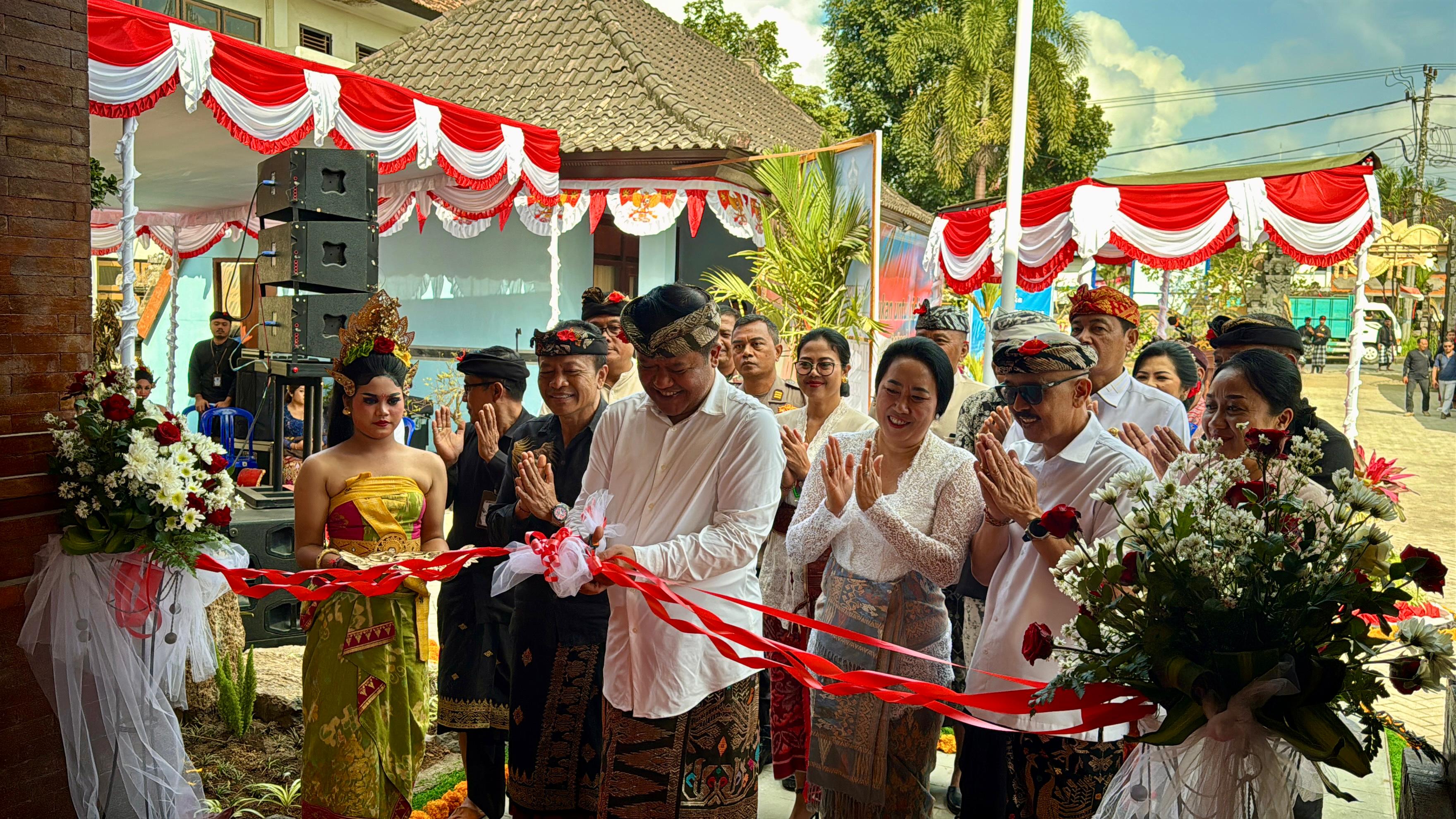 Bupati Bangli Sang Nyoman Sedana Arta meresmikan gedung baru Perumda Air Minum Tirta Danu Arta Bangli, Senin (25/8/2025).