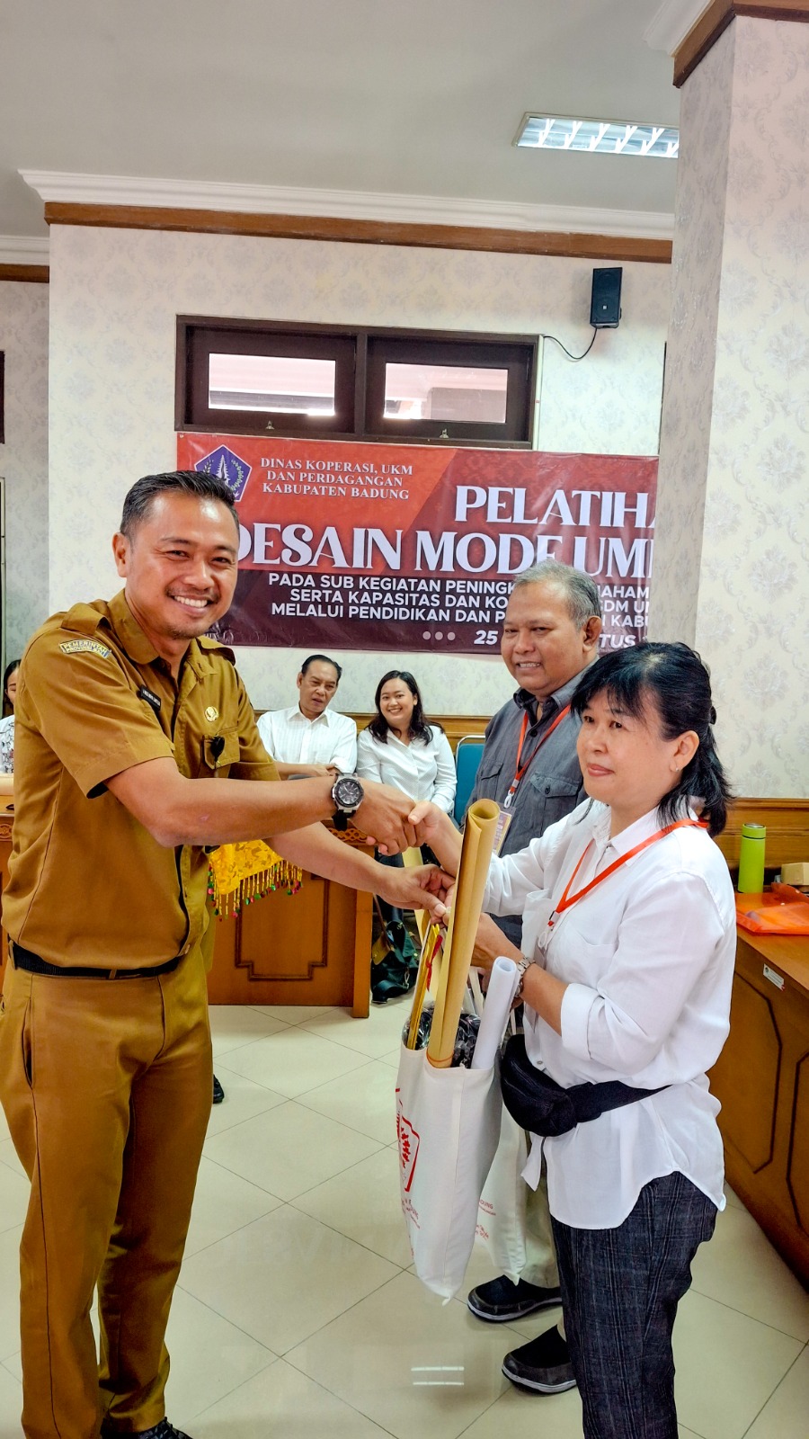 Pelatihan desain mode UMKM Badung yang digelar Diskop UKMP Badung, Senin (25/8).