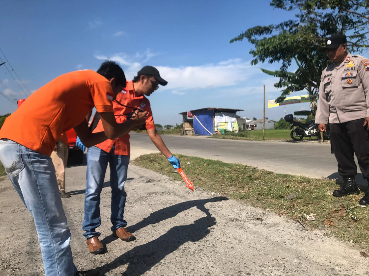 Olah TKP tempat ditemukannya mayat Resta Surya Andriani, 19, warga Dukuh Mojoasri, Desa Sawahan, Ngemplak Boyolali di dekat lapangan desa setempat, Selasa (26/8).