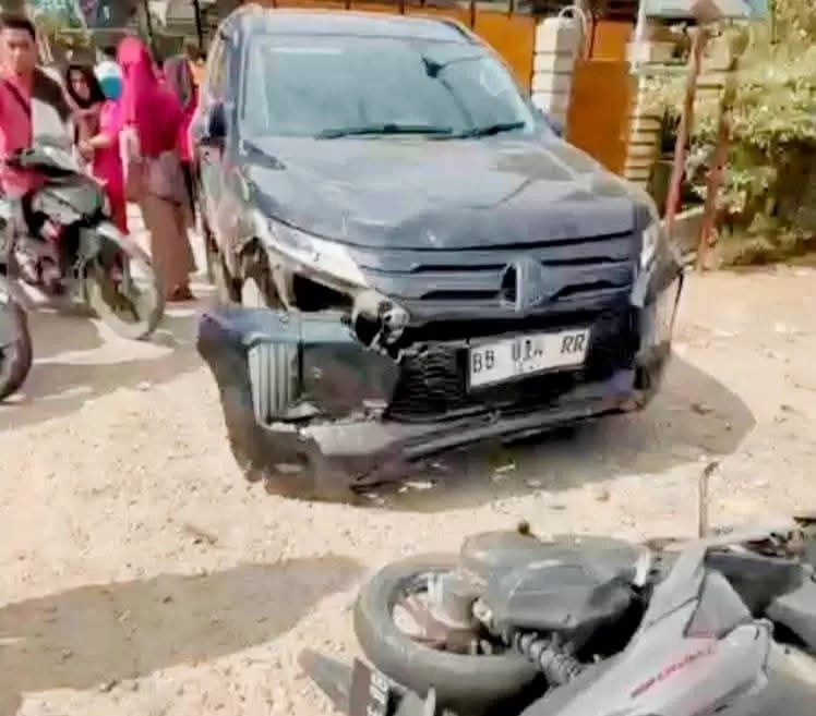 Mobil dinas tabrak siswi SMA hingga tewas, ratusan pelajar SMA Negeri 2 Plus Panyabungan dan sekolah lain mengiringi jenazah korban
