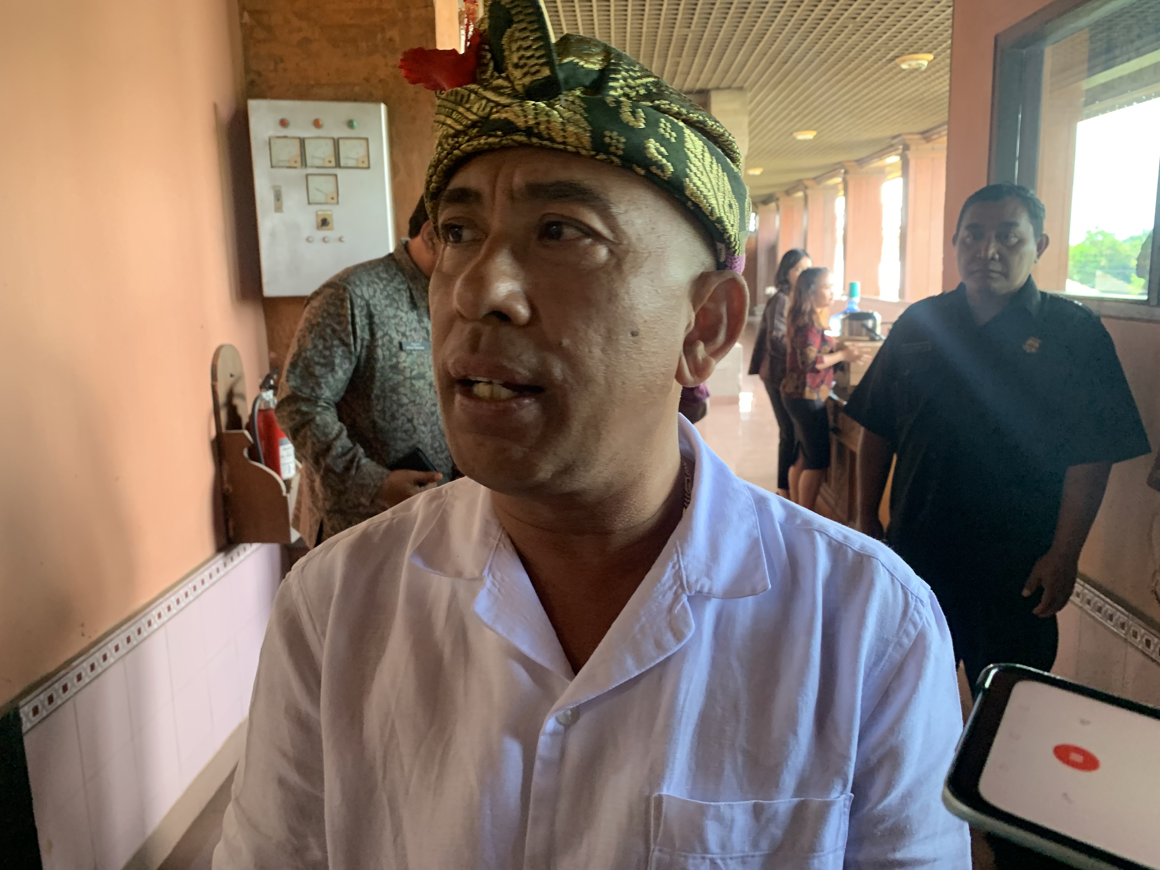 ANGGARAN: Wakil Ketua DPRD Bali, I Wayan Disel Astawa usai mengikuti rapat pembahasan Anggaran Pendapatan dan Belanja Daerah (APBD) Induk Bali tahun 2026 digelar DPRD Bali bersama Pemerintah Provinsi