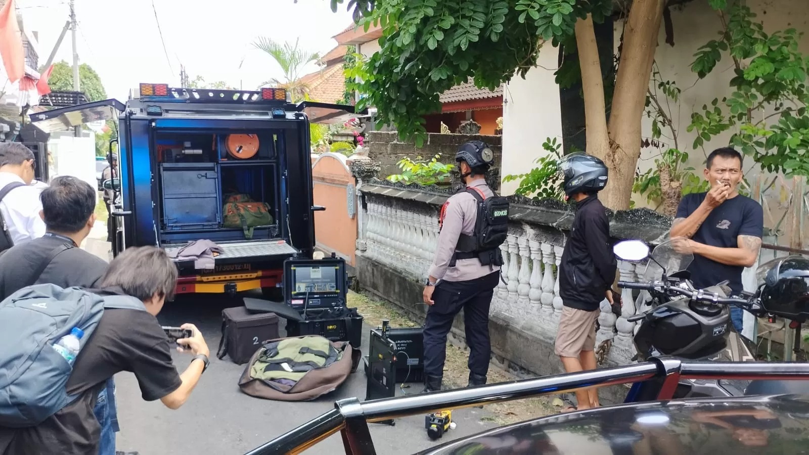 Tim Jibom Polda Bali saat melakukan pengecekan paket misterius yang ditemukan di Jalan Yudistira, Singaraja, Senin (25/8/2025).