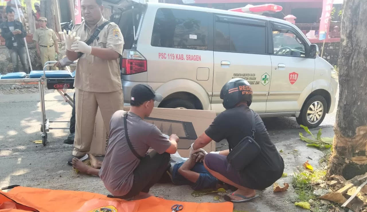 Tim relawan mengevakuasi warga yang meninggal karena tersengat listrik di Jenar, Sragen, Senin (25/8/2025).