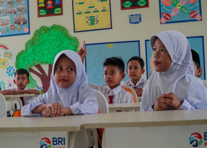 Dorong Peningkatan Kualitas Pendidikan di Indonesia, BRI Salurkan Bantuan Beasiswa bagi Pelajar
