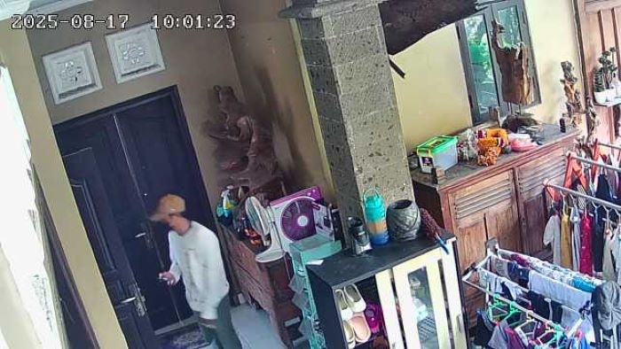 Tangkapan layar CCTV saat komplotan maling beraksi di rumah milik warga inisial KAEHP.