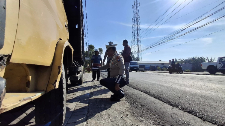 MAUT: Anggota Satlantas Polres Kediri memeriksa truk yang terlibat kecelakaan beruntun di Ngasem, Kediri.