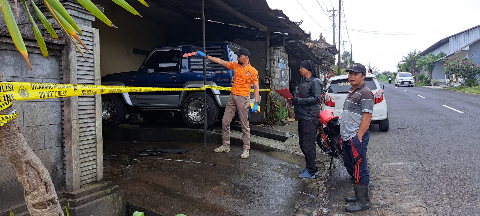 Polisi melakukan olah TKP pencurian motor di Banjar Bayun, Desa Satra, Kecamatan Kintamani.