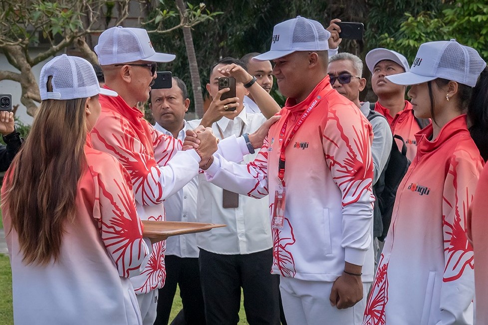 Wakil Bupati Bangli&nbsp;I Wayan Diar&nbsp;(kiri) melepas atlet kontingen Bangli yang akan berlaga dalam Porprov Bali 2025, Rabu (27/8/2025).