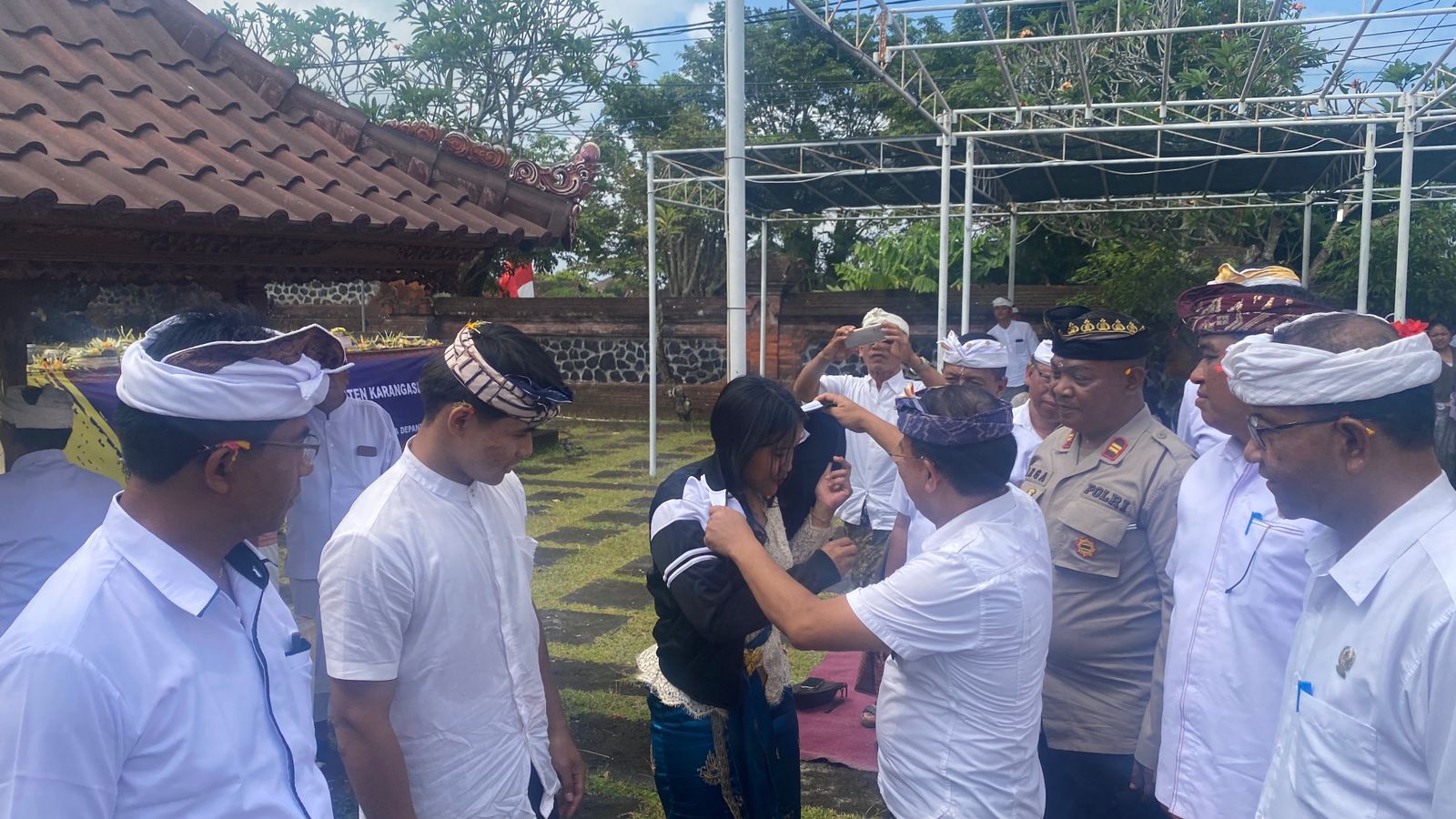 Sekda Karangasem I Ketut Sedana Merta menghadiri pelepasan kontingen di Pura Jagatnatha, Selasa (26/8/2025).