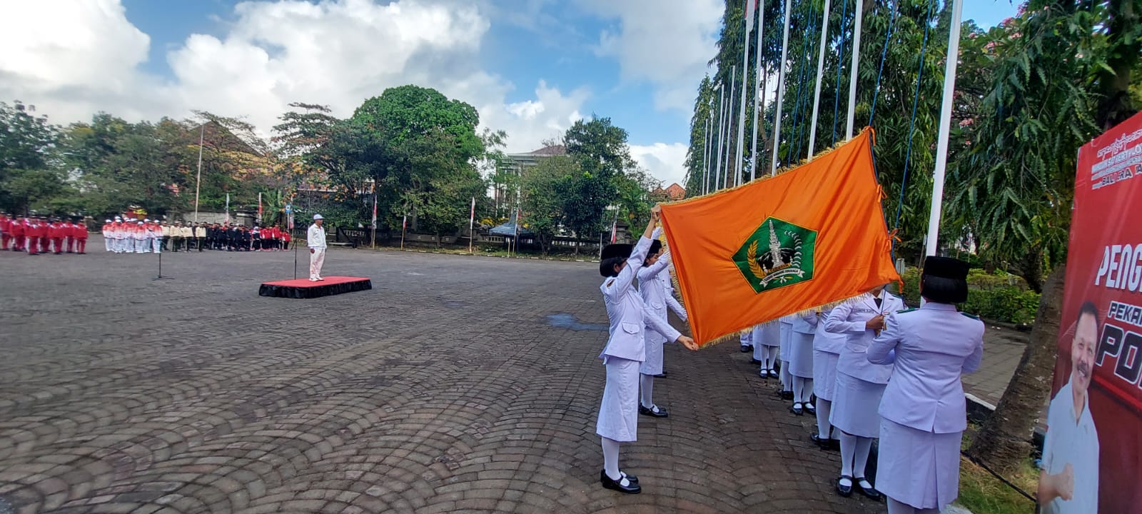 RESMI DIMULAI: Apel pengibaran bendera kontingen sebagai rangkaian awal Pekan Olahraga Provinsi (Porprov) Bali XVI/2025 digelar di Lapangan Parkir depan Stadion Ngurah Rai, Denpasar, Rabu (27/8).