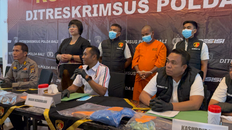 Pria di Bali Oplos Gas Elpiji Subsidi