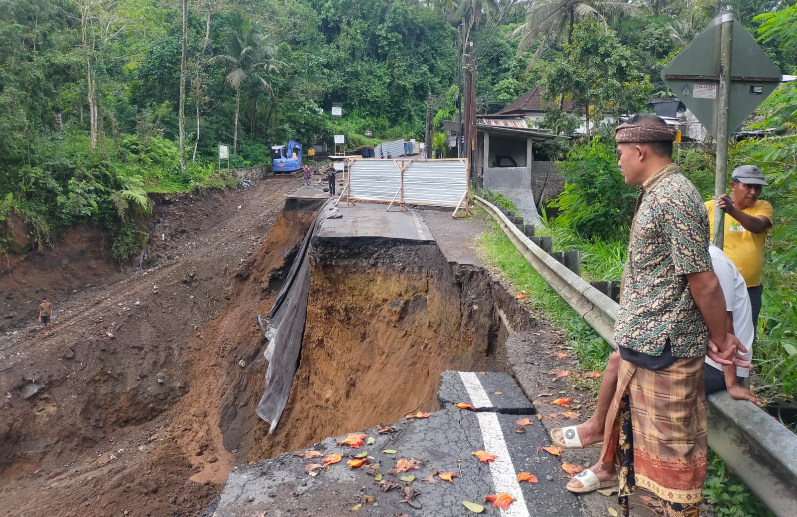 Jalur utama di perbatasan Desa Bangbang (Bangli) dan Desa Nongan (Karangasem) putus total, Kamis (28/8/2025).
