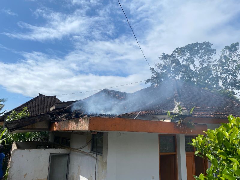 Regu Damkar Jembrana saat memadamkan api yang membakar gedung kantor Pos di Kecamatan Mendoyo, Rabu (27/8/2025).