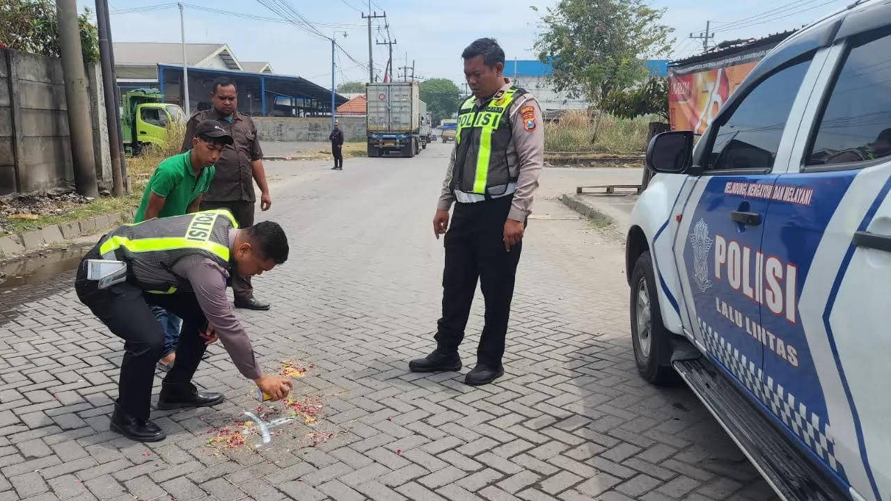 Polisi melakukan olah TKP kecelakaan maut di Jalan Raya Tambaksawah Industri, Waru, Selasa (26/8/2025).