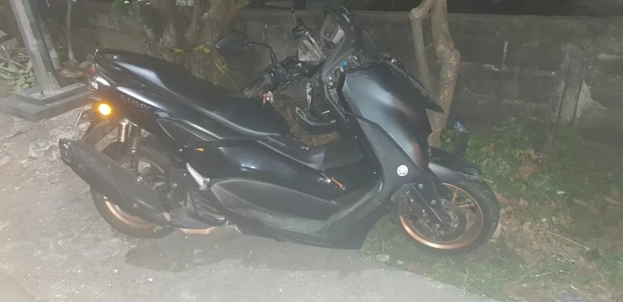 Sepeda motor yang terlibat kecelakaan lalu lintas di Jalan Raya Singaraja-Gilimanuk. (Polsek Gerokgak)