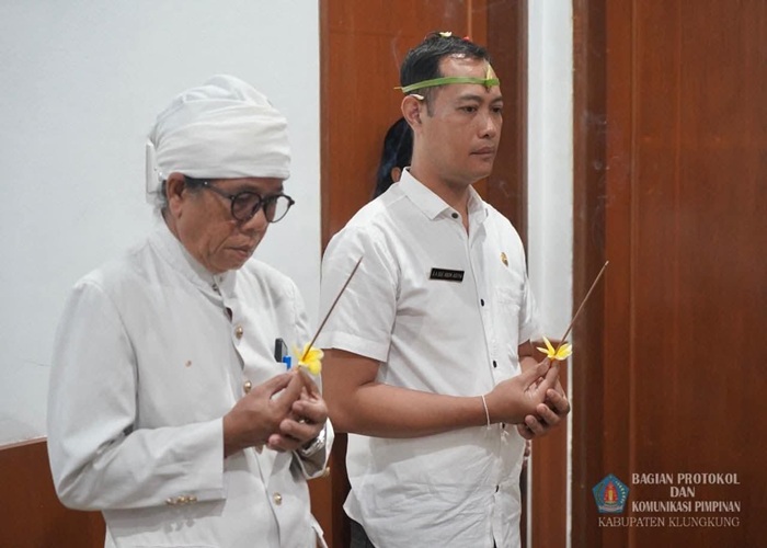 SAH : Pelantikan dan pengambilan sumpah jabatan Pejabat Fungsional Pranata Hubungan Masyarakat Ahli Pertama pada Bagian Protokol dan Komunikasi Pimpinan Setda Klungkung.