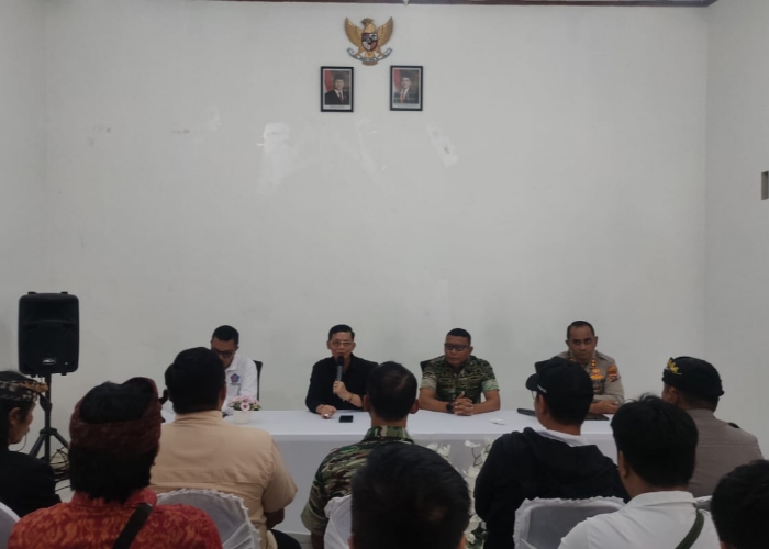 Pemerintah Kabupaten Klungkung bersama Forum Koordinasi Pimpinan Daerah (Forkopimda) menggelar rapat Tim Terpadu Penanganan Konflik Sosial di Kesary Glory Hotel, Desa Kutampi Kaler, Nusa Penida.