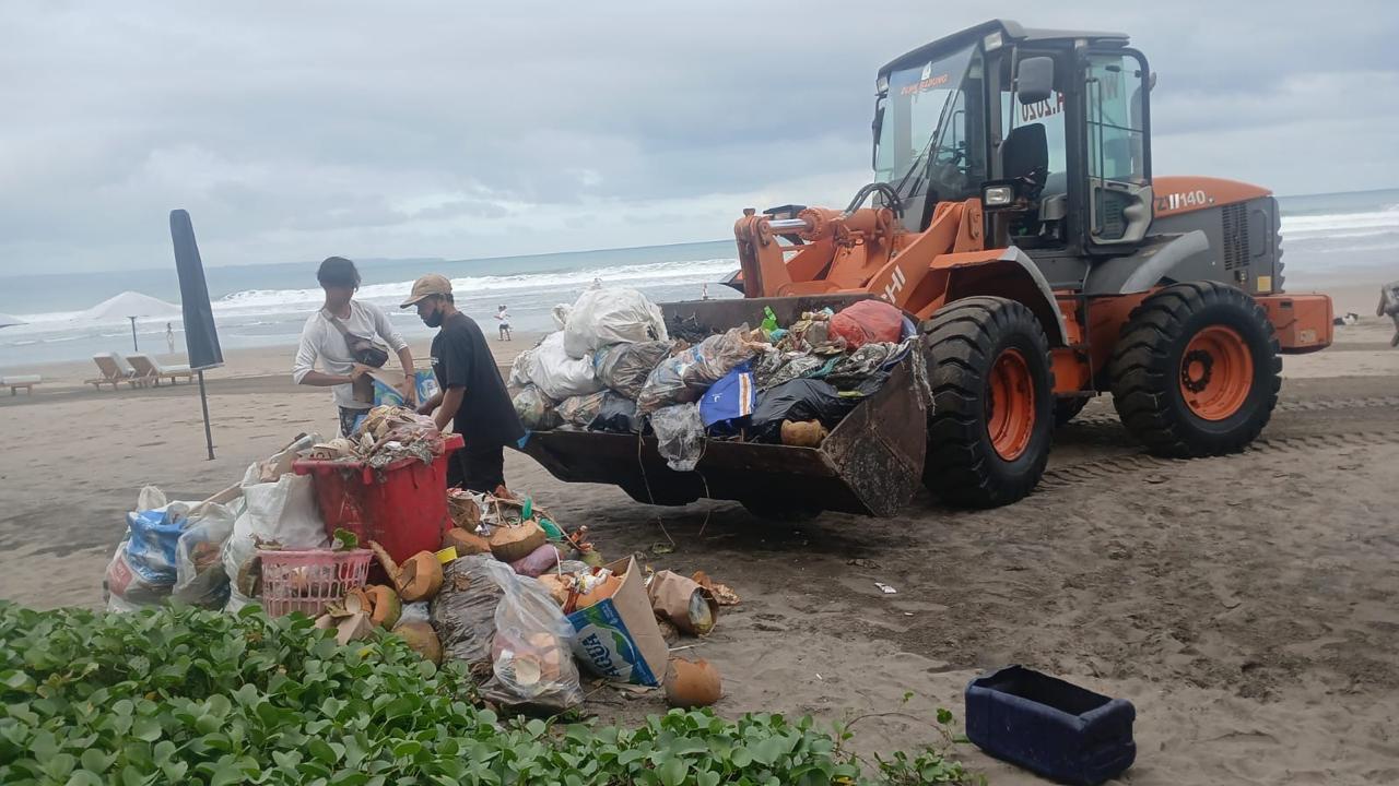 Pengangkutan sampah di Pantai Seminyak, Kecamatan Kuta, Kamis (28/8).