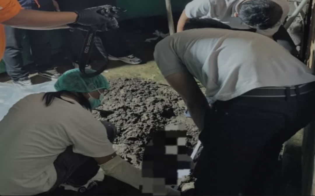 Polisi membongkar jasad bayi di Dusun Sanggrahan Lor, Desa Sanggrahan, Kecamatan Boyolangu, Kabupaten Tulungagung, Sabtu (2/8/2025).