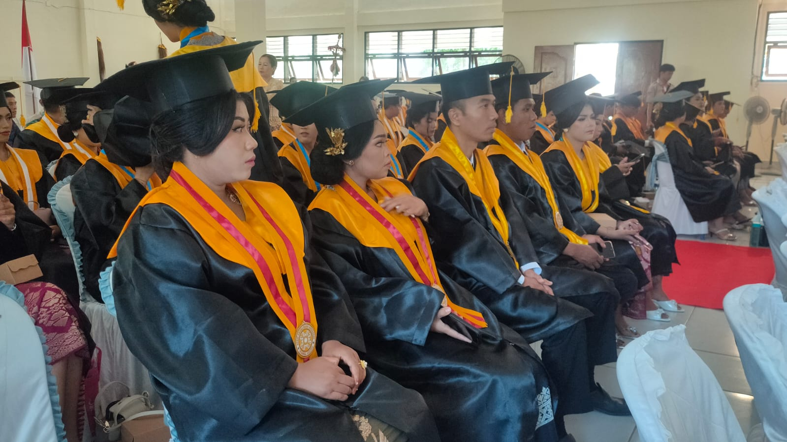 Para wisudawan dan wisudawati yang diwisuda dari Kampus STKIP Agama Hindu Singaraja.