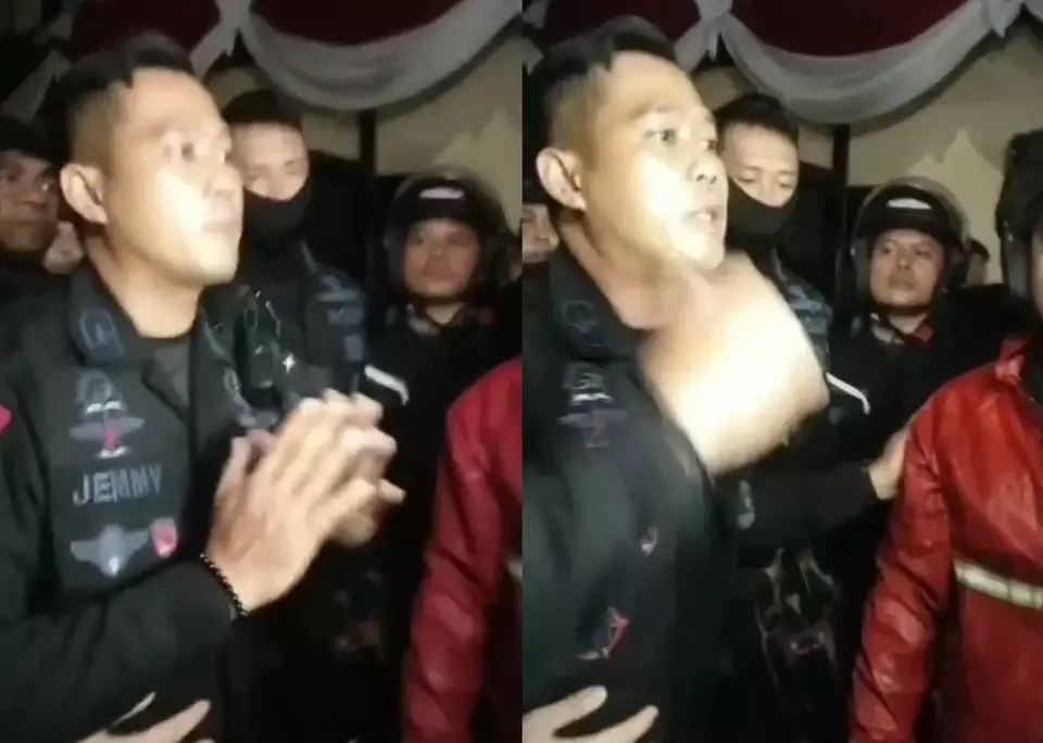 Anggota Brimob memberikan keterangan kepada massa usai insiden mobil Brimob lindas ojol