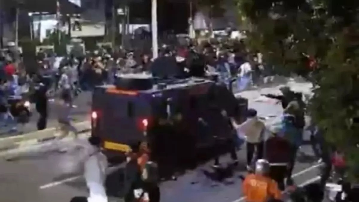 Viral video detik-detik pengemudi ojol terlindas mobil rantis Brimob
