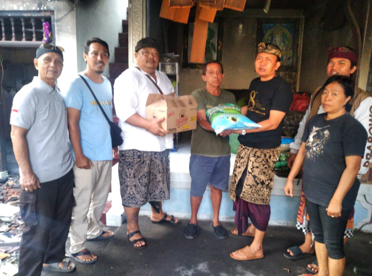 BANTUAN: DPD Gerindra Bali menyalurkan bantuan berupa sembako dan donasi kepada korban kebakaran di Gang Nuri, Banjar Merthagangga, Kelurahan Tegal Kerta, Kecamatan Denpasar Barat, pada Kamis (28/8)