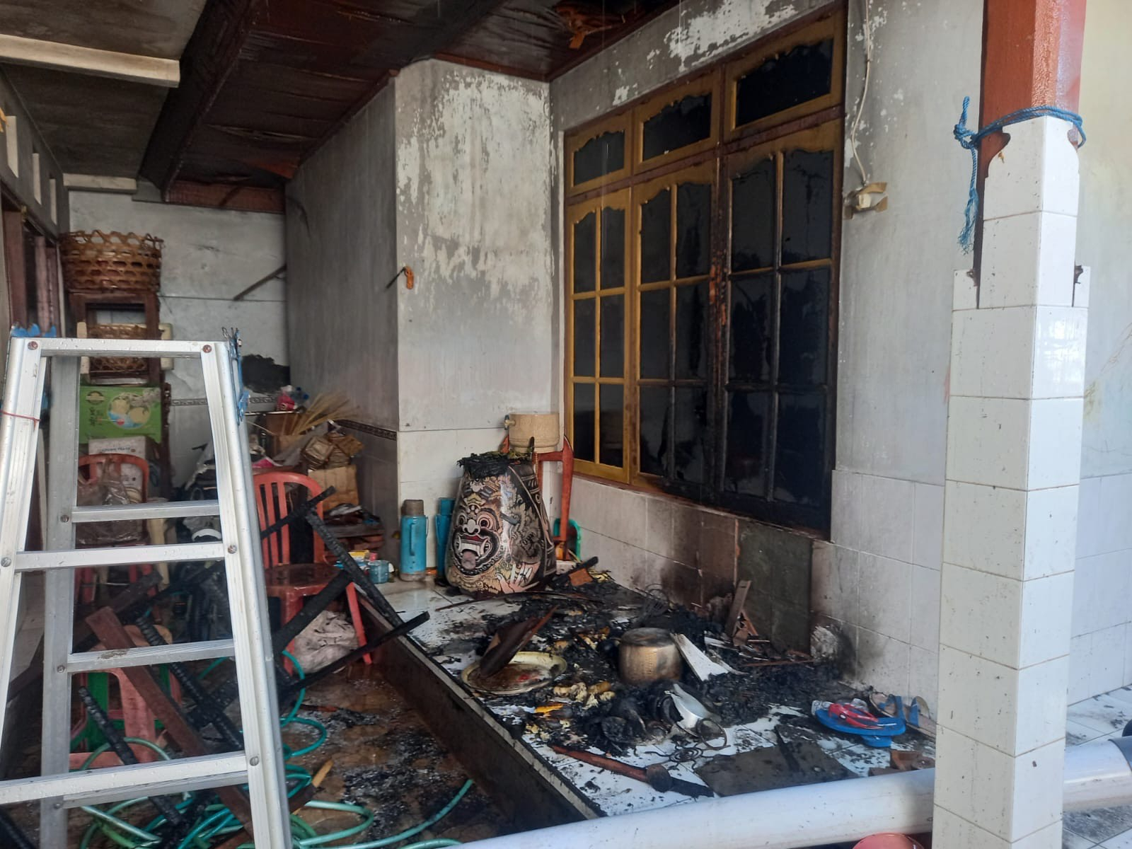 Petugas Damkar Jembrana berusaha memadamkan api yang menghanguskan rumah warga di Desa Melaya, Kecamatan Melaya, Jembrana, terbakar, Kamis (28/8).