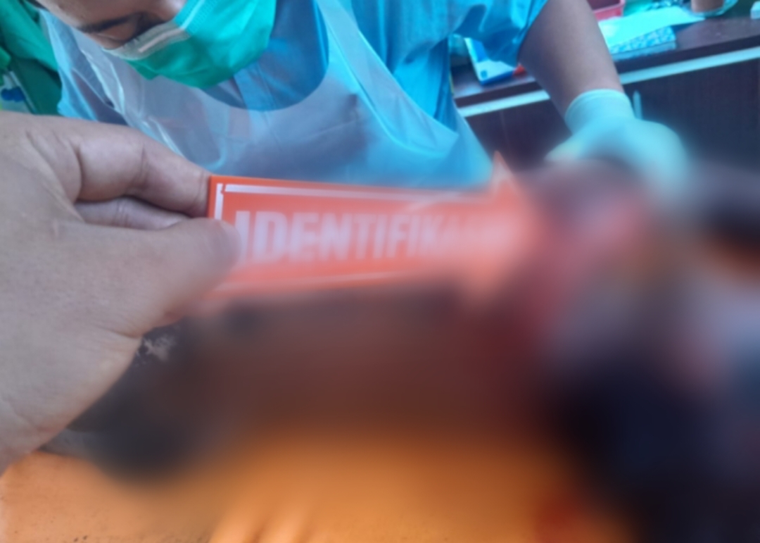 DITEMUKAN : Penemuan dua jenazah di Pantai Nyanyi, yang merupakan korban hanyut di Pantai Mengening Kamis lalu.