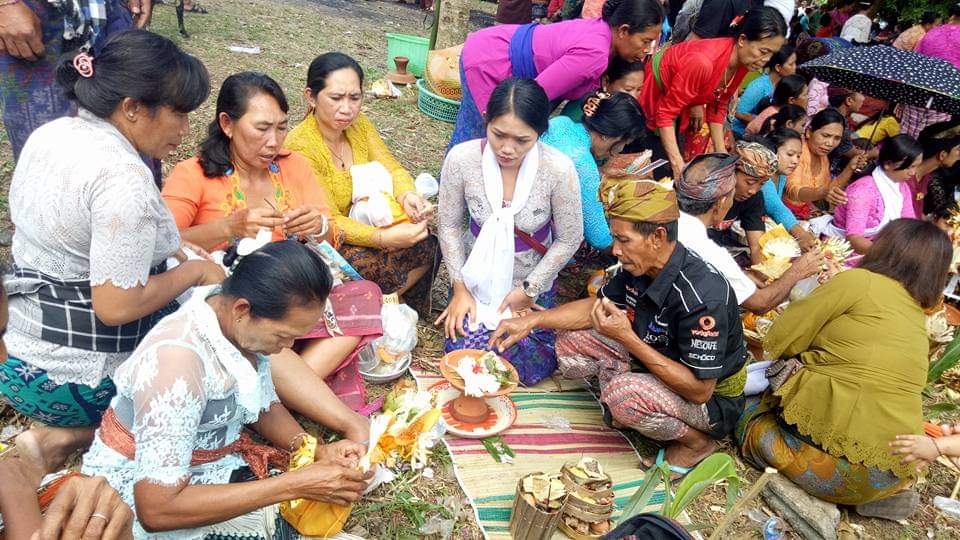 prosesi Ngelungah merupakan penyucian bagi anak yang meninggal sebelum meketus, sehingga dilambangkan dengan kelungah (kelapa muda).