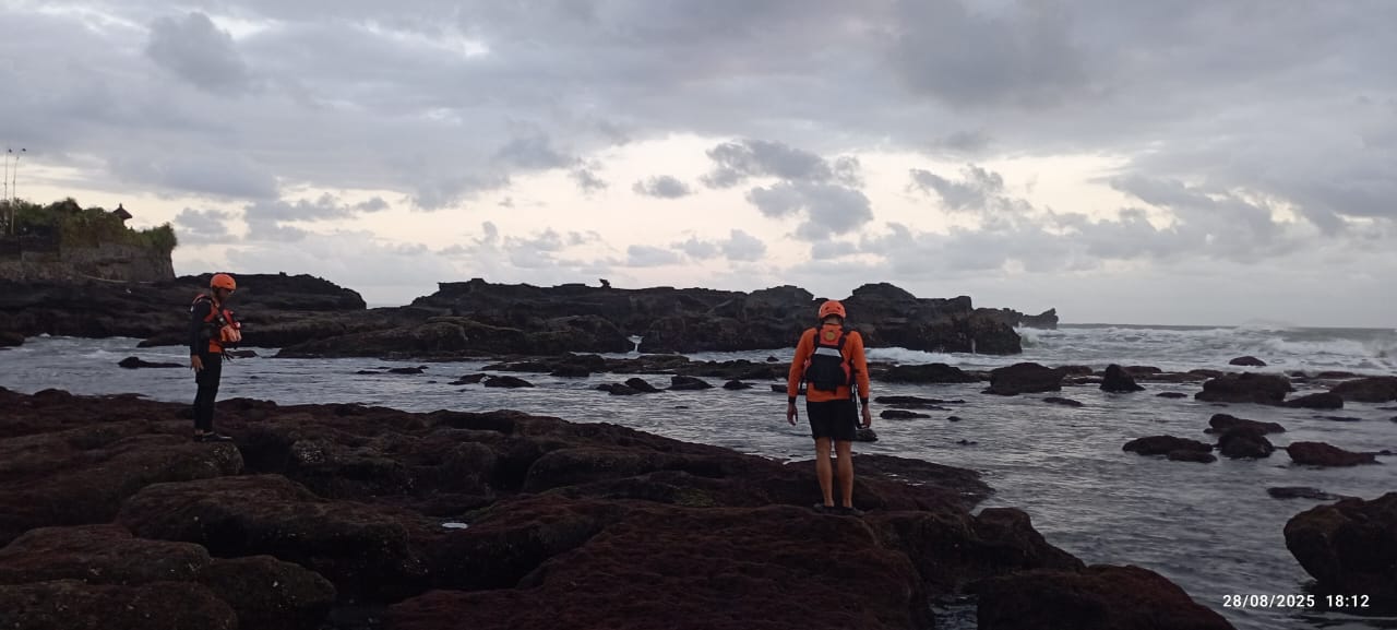 Tim SAR melakukan pencarian 3 orang terseret arus di Pantai Mengening, Desa Cemangi, Kecamatan Mengwi, Kabupaten Badung, Bali, Kamis (28/8/2025).