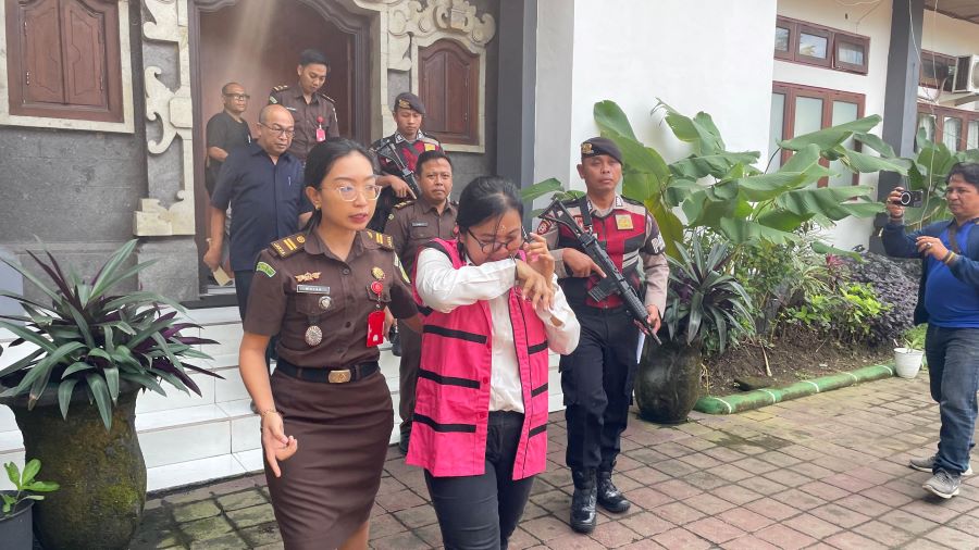 Tersangka kasus dugaan tindak pidana korupsi Sayu Putu Rina Dewi saat diserahkan ke Kejaksaan Negeri Jembrana, Kabupaten Jembrana, Kamis (28/8/2025).