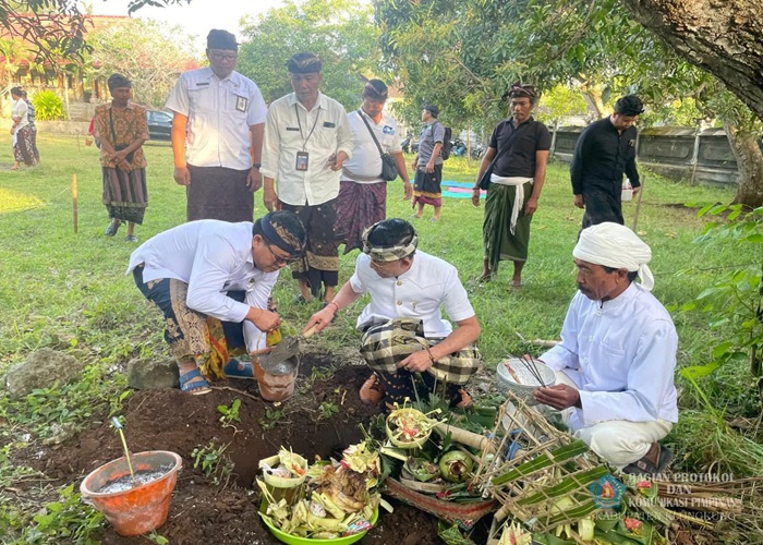 DIBANGUN : Peletakan batu pertama oleh Bupati Klungkung, I Made Satria, Kamis (28/8/2025).