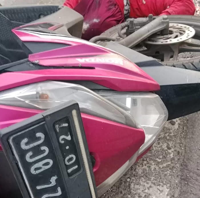 Seorang perempuan ditemukan tewas dengan luka parah di kepala di Jalan Raya Desa Bejijong, Kecamatan Trowulan, Kabupaten Mojokerto, Kamis (28/8/2025).