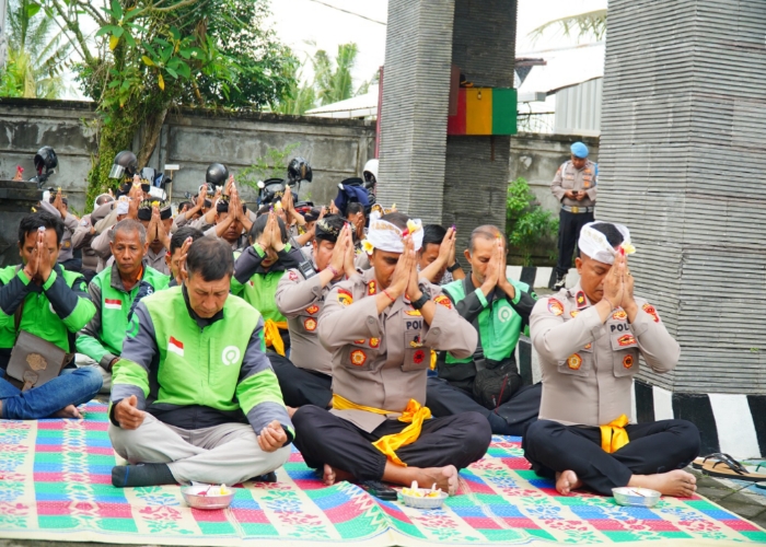 Kapolres Klungkung AKBP Alfons W. P. Letsoin, S.I.K. bersama komunitas ojek online Kabupaten Klungkung yang tergabung dalam GOSEMAR menggelar doa bersama, Sabtu (30/8/2025).