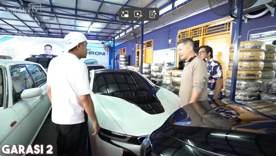 alah satu sudut garasi mobil mewah di rumah Ahmad Sahroni.