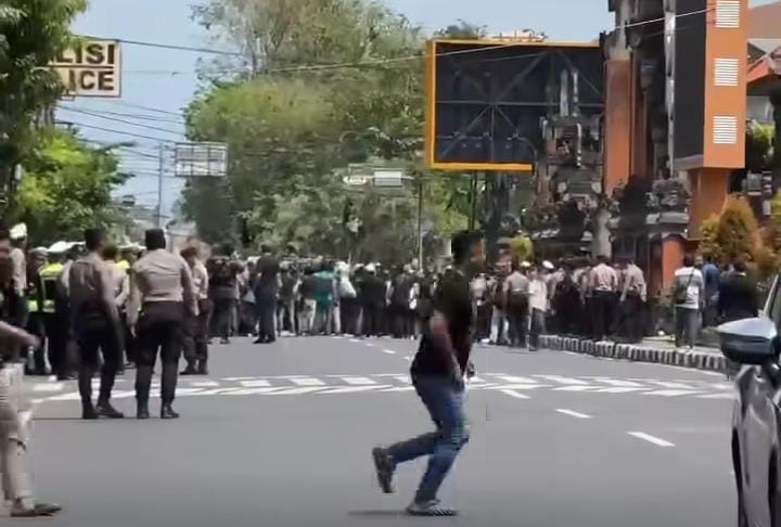 Massa menggelar aksi di depan Polda Bali, Sabtu (30/08/2025)